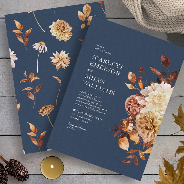Marinblå höstblommig bröllop inbjudningar (Navy Blue Autumn Floral Wedding Invitation by Painted Paperie
)