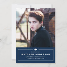 Marinblå klassisk examensmössa Foto Examen