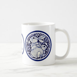 Marinblå Monogram för blommigt för kaninbabykan Kaffemugg