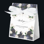 Marinblå och vit blomstergudomlig bröllop tackkort presentaskar<br><div class="desc">Få dina gäster att känna sig speciella med dessa unika presentlådor! Tacka dina gäster med dessa eleganta presentlådor. De har navblå och vita rosformade blommönster med förgyllda detaljer som ger en känsla av lyx, vackra versaler "Tack" samt namn och datum. De är perfekta för bröllop, födelsedagar eller företagsevenemang. All text...</div>
