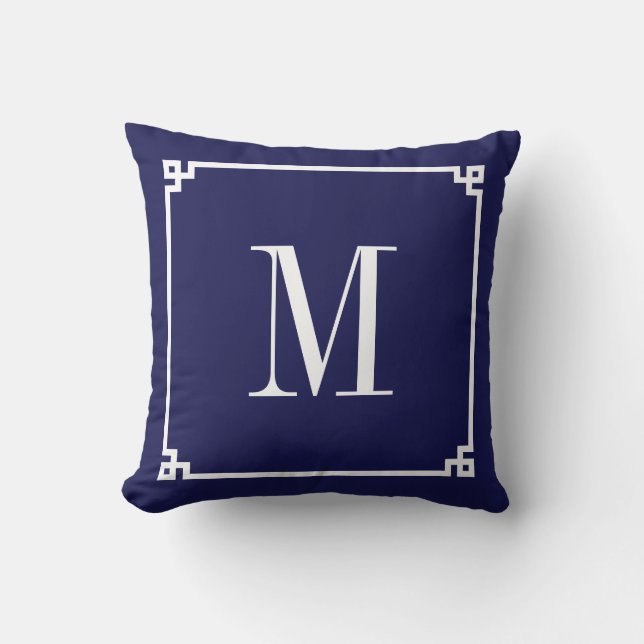 Marinblå och vit grekisk nyckelkant med monogram kudde (Framsida)