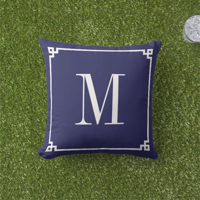 Marinblå och vit grekisk nyckelkant monogram kudde (Gräs)