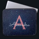 Marinblå & rosa guld- glitter- och gnistraMonogram Laptop Fodral<br><div class="desc">Marinblått och rosa guld- Fauxglitter och elegantt Monogramfodral för gnistra. Detta fodral kan skräddarsy för att inkludera ditt initialt och förnamn med en himmelsk natthimmel för midnatta blått.</div>