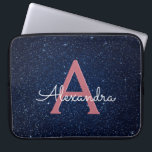 Marinblå & rosa guld- glitter- och gnistraMonogram Laptop Fodral<br><div class="desc">Marinblått och rosa guld- Fauxglitter och elegantt Monogramfodral för gnistra. Detta fodral kan skräddarsy för att inkludera ditt initialt och förnamn med en himmelsk natthimmel för midnatta blått.</div>
