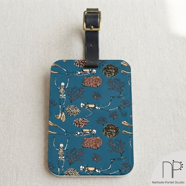 Marinblå Skelett Dykare Korall Monogram Bagagebricka (This Navy Blue Skeleton Scuba Diver Coral Monogram Luggage Tag features hand-drawn navy ocean art.)