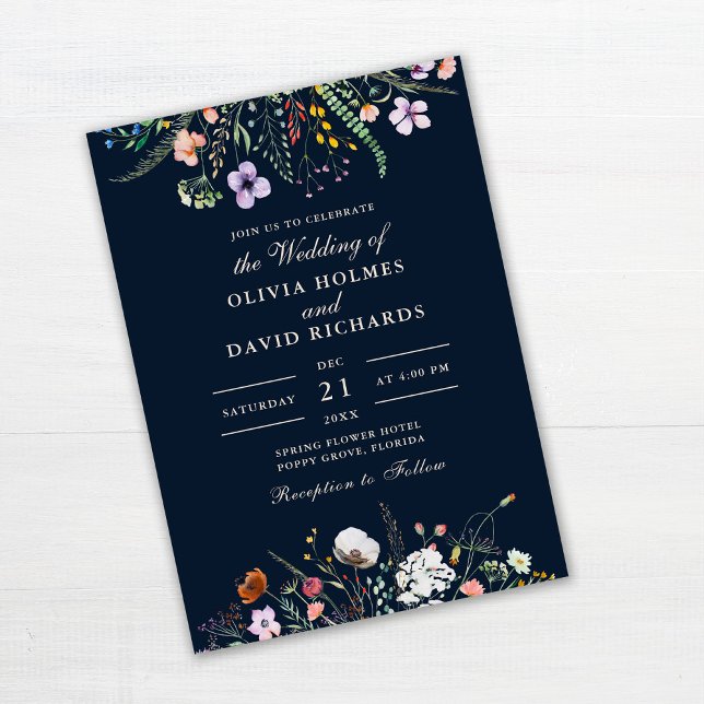Marinblå Vildblommeäng Anpassad Foto Bröllop Inbjudningar (Navy Blue Wildflower Meadow Custom Photo Wedding Invitation on white wooden table.)
