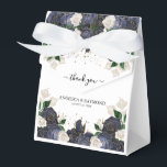 Marinblå & Vita Blommor Elegant Bröllop Tacksamhet Presentaskar<br><div class="desc">Få dina gäster att känna sig speciella med dessa unika presentaskar! Tacka era gäster med dessa eleganta presentaskar. Askarna har en design med blå och vita rosor och förgyllda detaljer för att ge en känsla av lyx, vackra versaler "Tack" samt namn och datum. De är perfekta för bröllop, födelsedagar eller...</div>