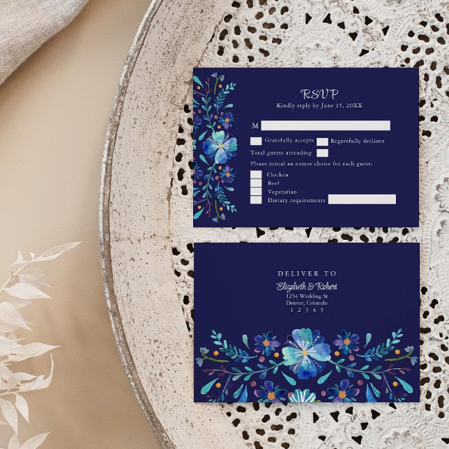 Marinblått mexikanskt blomsterfirande bröllops-sva tack kort (Navy Blue Mexican Floral Fiesta Wedding RSVP Card on a neutral boho wedding table.)