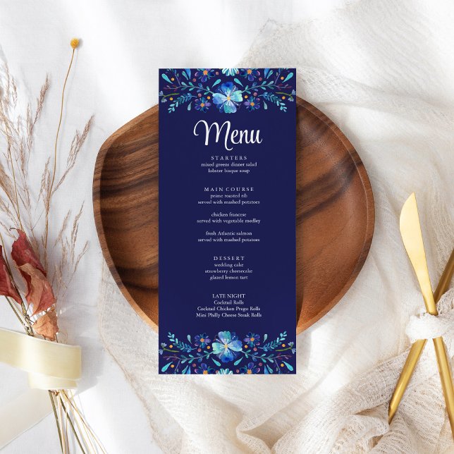 Marinblått mexikanskt blomsterfirande menykort för meny (Navy Blue Mexican Floral Fiesta Wedding Menu Card on a boho wedding table.)