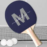 Marinblått Namnmonogram Pingisracket<br><div class="desc">Skapa Din Egen Personliga Marinblå Eleganta Namnmonogram Pingisracket. Denna snygga pingisracket har ett stilrent monogram på framsidan med en platt, grå initial på en djup marinblå bakgrund, i kombination med ett klassiskt vitt namn i skrivstil för en personlig touch. Baksidan är enfärgat marinblå, men du kan kopiera och klistra in...</div>