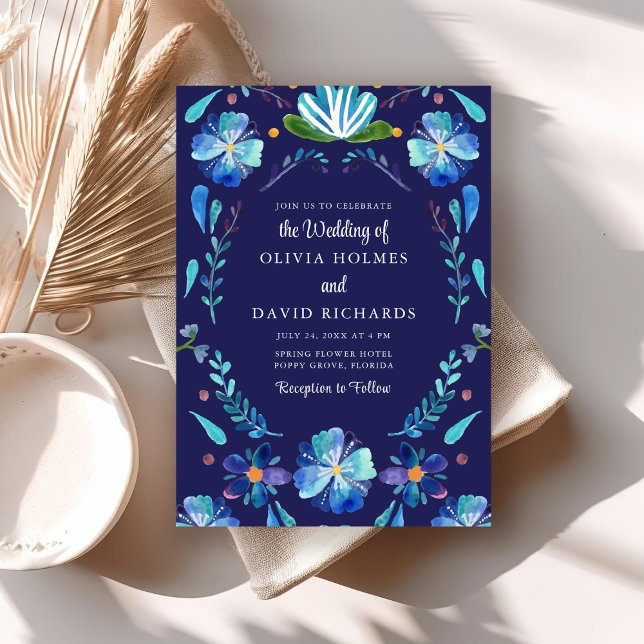 Marinblommig mexikansk bröllopsfest inbjudningar (Navy Blue Mexican Floral Fiesta Wedding Invitation on a boho table.)