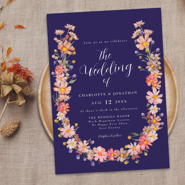 Marinblomsterkrans Höstbröllop Inbjudningar (Boho fall rustic floral wildflower wreath navy blue and white wedding invitation Elegant script)