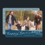 Marine Blue Geo Script | Hanukkah Photo Julkort<br><div class="desc">Hanukkah hälsning med vänner och familj med vår elegant och det moderna Hanukkah-fotokortet,  som innehåller ditt favoritfoto med överlappande band av djupblått havsvatten och "Lycklig Hanukkah" i modern handskriven stil-typografi. Anpassa till din familj namn eller anpassningsbar hälsning.</div>