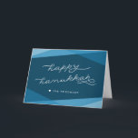 Marine Blue Geo Script | Lycklig Hanukkah Helgkort<br><div class="desc">Skicka Hanukkah önskemål med den här eleganten och det moderna hälsningskortet i rik marblått. Överlappande geometriska former i övertoningsskuggor av mörk teal ger perfekten för "Lycklig Hanukkah" i modern,  handskriven stil-typografi. Lägg till ett tillvalsmeddelande inuti med hjälp av fält.</div>