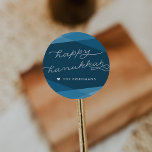 Marine Blue Geo Script | Lycklig Hanukkah Runt Klistermärke<br><div class="desc">Försegla dina Hanukkah-kort,  presenter och inbjudningar med denna elegant och moderna klistermärken i marblått rik. Överlappande geometriska former i övertoningsskuggor av mörk teal ger perfekten för "Lycklig Hanukkah" i modern,  handskriven stil-typografi.</div>
