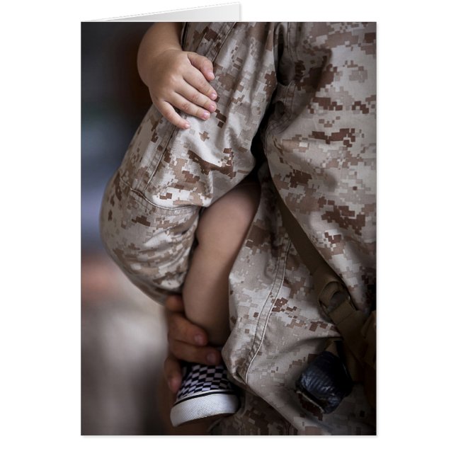 Marine Holding a Child Hälsningskort (Framsidan)