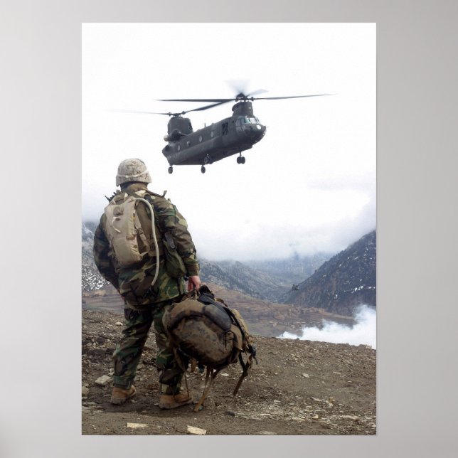 Marine Waits for CH-47 Chinook Helicopter Poster (Framsidan)