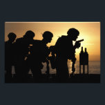 Marineldsbrand 9 mm handvapen fototryck<br><div class="desc">Marines Fire 9 mm handeldvapen på cockpit av USS Peleliu,  som var inspelade på dagen.</div>