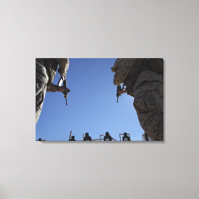 Marinerna byter tidskrifter mitt i skottlossningen canvastryck (Framsida)