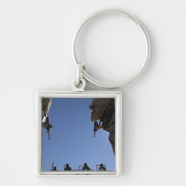 Marinerna byter tidskrifter mitt i skottlossningen fyrkantig silverfärgad nyckelring (Framsidan)