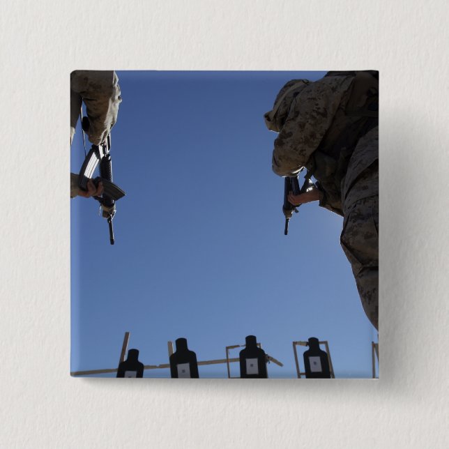 Marinerna byter tidskrifter mitt i skottlossningen knapp (Framsida)