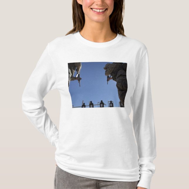 Marinerna byter tidskrifter mitt i skottlossningen t shirt (Framsida)