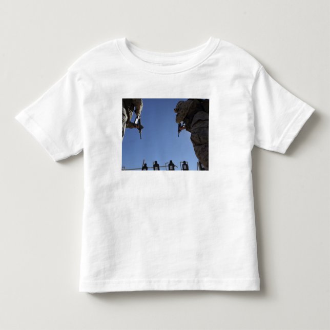 Marinerna byter tidskrifter mitt i skottlossningen tee shirt (Framsida)