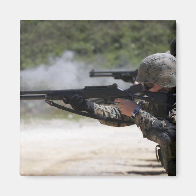 Marines avfyrar pistol magnet (Framsidan)