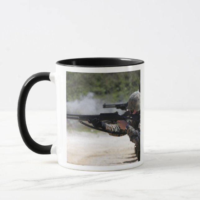 Marines avfyrar pistol mugg (Vänster)
