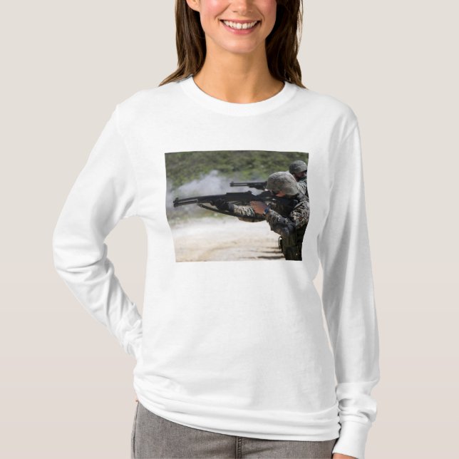 Marines avfyrar pistol tee (Framsida)