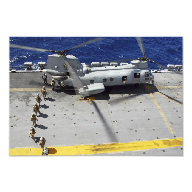 Marines board a CH-46E Sea Knight-helikopter Fototryck (Framsidan)