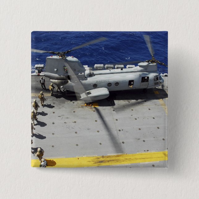 Marines board a CH-46E Sea Knight-helikopter Knapp (Framsida)