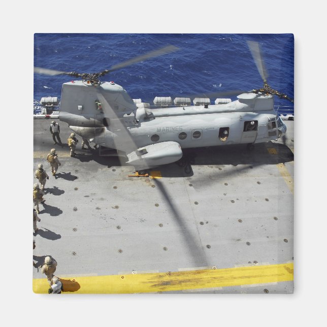 Marines board a CH-46E Sea Knight-helikopter Magnet (Framsidan)