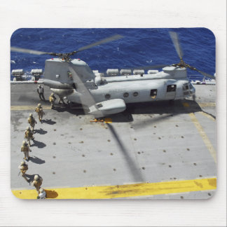 Marines board a CH-46E Sea Knight-helikopter Musmatta