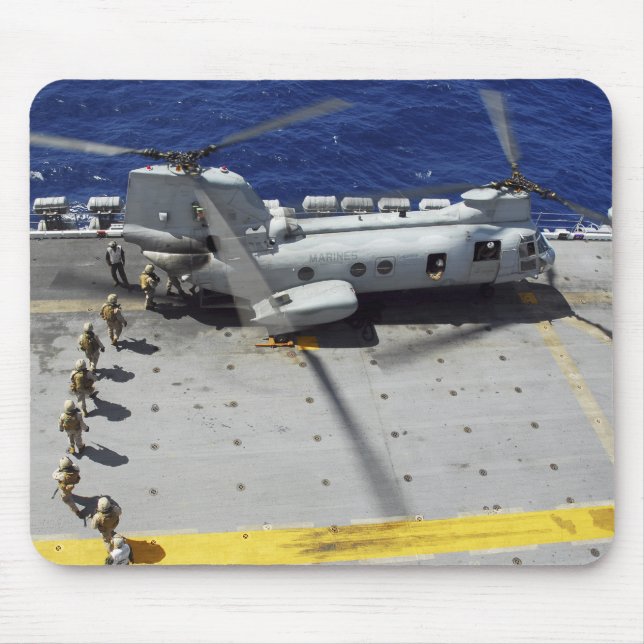 Marines board a CH-46E Sea Knight-helikopter Musmatta (Framsidan)