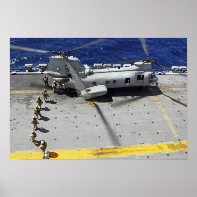 Marines board a CH-46E Sea Knight-helikopter Poster (Framsidan)