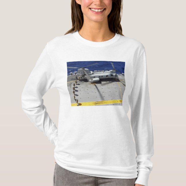 Marines board a CH-46E Sea Knight-helikopter T Shirt (Framsida)