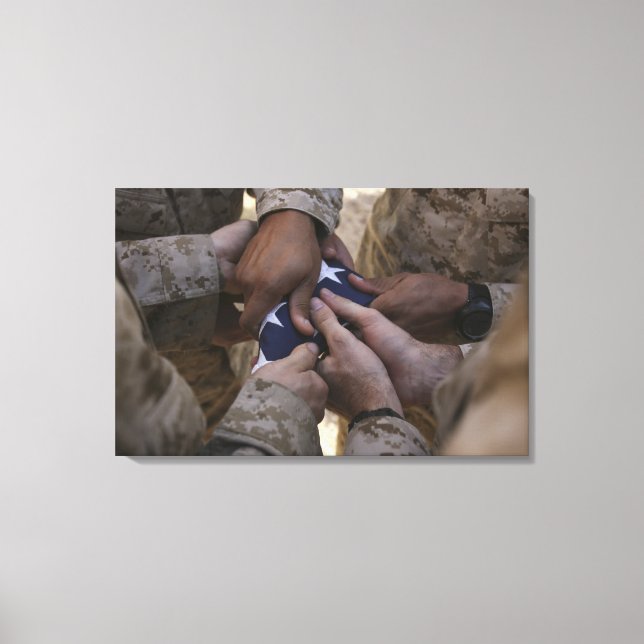 Marines delar upp en amerikansk flagga canvastryck (Framsida)
