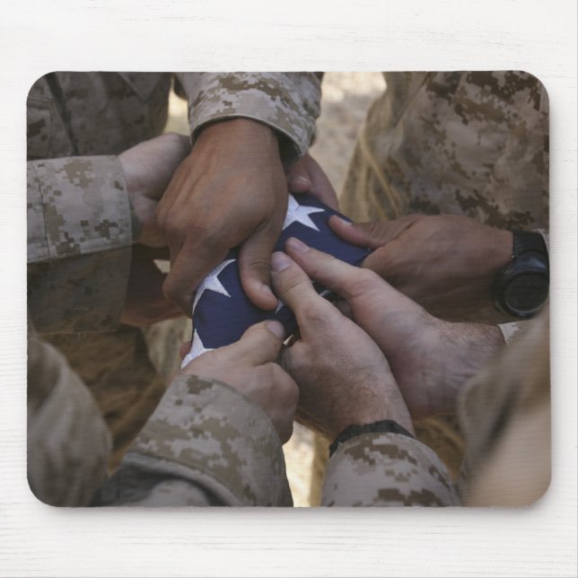 Marines delar upp en amerikansk flagga musmatta (Framsidan)