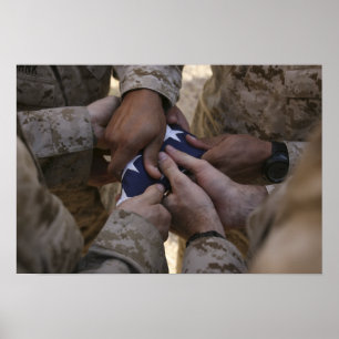 Marines delar upp en amerikansk flagga poster