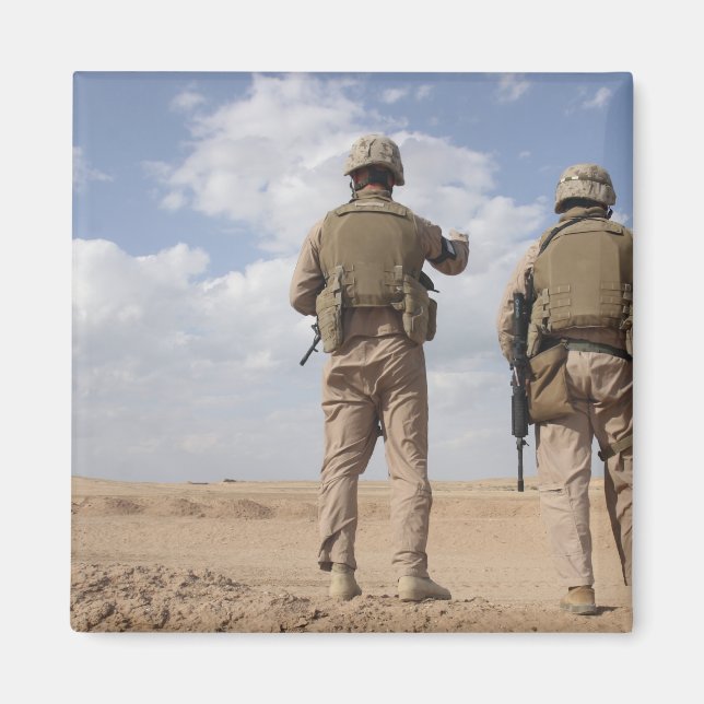 Marines söker igenom horisonten för rebellaktivite magnet (Framsidan)