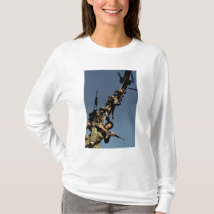 Marinsoldater på en SPIE RIG. ett repdon som komme T-shirt