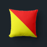 Maritime Flagga O - Oscar Kudde<br><div class="desc">Denna maritima flagga representerar brev O (kallad Oscar) i ICS (Internationell Signals Code) och Natos sjöfartsnormer. Det kan användas tillsammans med andra flaggor för att stava ett meddelande. I ICS kan ett enda O-flagga elak "Man överbord". O-flagga kan kombineras med andra flaggor för specifika kortkommandon, t.ex.: SO-elaken "Du bör stoppa",...</div>