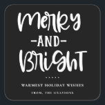Märk och ljus svart Helgdag Fyrkantigt Klistermärke<br><div class="desc">Festiv merry och ljusa,  helgdag-klistermärken. Utformningsfunktioner,  svartvit typografisk citattecken för vit helgdag på svart bakgrund. Två malltexter,  linjer för ditt meddelande och namn.</div>