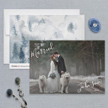 Märka och gifta, vita skript - julkort<br><div class="desc">Denna vackra, moderna Merry- och Gift-skript Namn Photo Mr. och Mrs. Jul-kort ger ditt vågrät bröllop-foto-fullt blek, övertäckt med orden "Merry and Married" i en kombination av modern sans serif och hand-lettered script typography, följt av "The New Mr. Och Mrs. med ditt efternamn och året. Den vita texten ska fungera...</div>