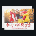 Märka och ljusa handskrivna fotokort julkort<br><div class="desc">Märk och ljus julhandsskript med fotokort. Bilden och texten i det här handskrivna penselskriptet kan uppdateras och anpassas med ditt foto och din familj namn. Detta kort visningar också familjen namn och ett guld-folie på baksidan av julkortet.</div>