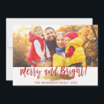Märka och ljusa handskrivna fotokort julkort<br><div class="desc">God och ljus Julhandsskriften Guld Gnistra och Faux Glitter fotokort. Bilden och texten i det här handskrivna penselskriptet kan uppdateras och anpassas med ditt foto och din familj namn. Detta kort visningar också familjen namn och ett guld-folie på baksidan av julkortet.</div>