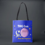 MÄRKRE Con 2025 - Konventets flaggstat Tygkasse<br><div class="desc">MÄRKRE Con 2025 Ride the Pegasus Convention Swag Bag som högtidlighåller den sjätte årliga konventionen om virtuell online för MÄRKRE Fläkt - Fläkt av Atlantis Grail-serien av science fiction bokar av Vera Nazarian. Det finns gott om utrymme för bokar och alla era varor!</div>