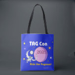 MÄRKRE Con 2025 - Konventets flaggstat Tygkasse<br><div class="desc">MÄRKRE Con 2025 Ride the Pegasus Convention Swag Bag som högtidlighåller den sjätte årliga konventionen om virtuell online för MÄRKRE Fläkt - Fläkt av Atlantis Grail-serien av science fiction bokar av Vera Nazarian. Det finns gott om utrymme för bokar och alla era varor!</div>