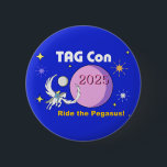 MÄRKRE Con 2025 Ride the Pegasus Button Knapp<br><div class="desc">MÄRKRE Con 2025 Ride the Pegasus Button som högtidlighåller den sjätte konventionen om virtuell online för MÄRKRE Fläkt - Fläkt av Atlantis Grail-serien av science fiction bokar av Vera Nazarian.</div>